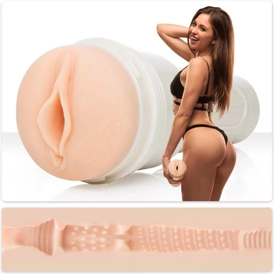 Fleshlight Girls Riley Reid Utopia, een realistische masturbator ontworpen in samenwerking met pornoactrice Riley Reid, met een nauwkeurig nagebootste binnenstructuur voor een authentieke en intense ervaring. Gemaakt van zacht, lichaamsveilig SuperSkin-materiaal dat levensecht aanvoelt, met een strakke opening en unieke texturen die variabele stimulatie bieden. Gemakkelijk schoon te maken, discreet opgeborgen in een stevige huls, ideaal voor solo-gebruikers die op zoek zijn naar een realistische en gepersonaliseerde ervaring.