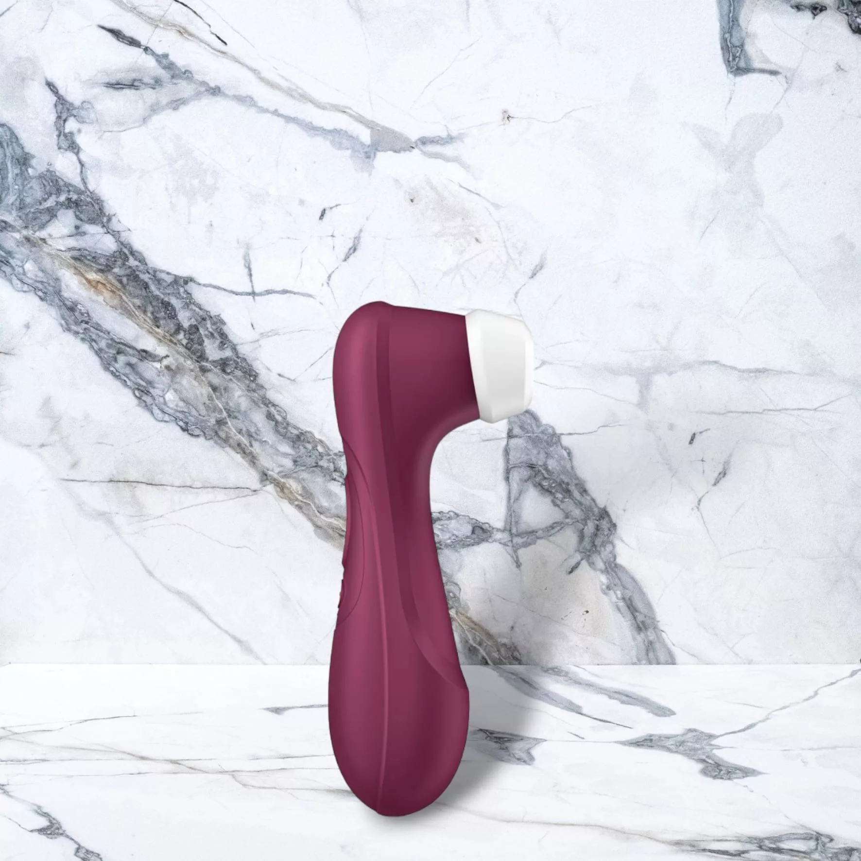 Satisfyer Pro 2 Generation 3 - Geavanceerde luchtdruk vibrator met vernieuwde technologie en 11 intensiteitsniveaus, gecombineerd met 2 vibratiemotoren voor een unieke stimulatie-ervaring. Uitgerust met een zachte, lichaamsveilige siliconen kop die luchtdrukgolven en vibraties combineert voor gerichte en intense clitorisstimulatie zonder direct contact. Waterdicht en oplaadbaar, ideaal voor gebruik in bad of onder de douche. Eenvoudig te bedienen met verbeterde knoppen en een stillere motor voor een discreet en plezierig gebruik.